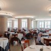 Ampia sala da pranzo luminosa.