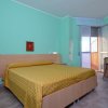 Camera da letto con letto matrimoniale.