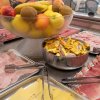 Buffet con frutta, salumi e formaggi.
