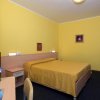 Stanza gialla con letto matrimoniale.