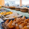 Buffet di croissant e panini in un ristorante.