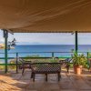 Terrazza con sedie e vista mare.