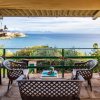 Veranda con sedie e tavolo vista mare.
