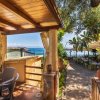 Terrazza con vista sul mare e giardino.