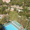 Vista aerea di una piscina con lettini.