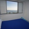 Letto singolo vicino a una finestra sul mare.