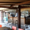 Bar all'aperto con tavoli e sedie.
