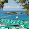 Lettini verdi davanti al mare e un'isola.
