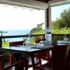Vista mare da un tavolo apparecchiato in un ristorante.