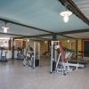Palestra con attrezzi e biciclette in una sala coperta.