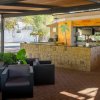 Una lounge all'aperto con divani e un bar in pietra.