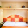 Letto matrimoniale con testata colorata.