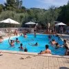 Persone che nuotano in piscina all'aperto.