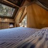 Camera di tenda glamping con letto matrimoniale.