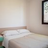Camera con letto matrimoniale e finestra grande.