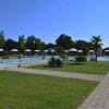 Piscina all'aperto con ombrelloni bianchi.