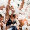 Persone che si divertono in una schiuma party.