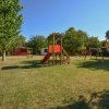 Parco giochi all'aperto con scivolo.