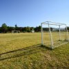 Campo di calcio con porta in rete.