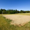 Campo da beach volley su prato verde.