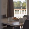 Tavolo con tazze e croissant vicino a finestra.