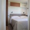 Camera con letto matrimoniale e mobili in legno.