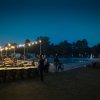 Tavoli e luci vicino a una piscina di notte.