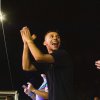 Persona che applaude in festa notturna.