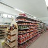 Scaffali di un supermercato ben forniti.