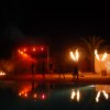 Specialisti in danza e fuoco animano uno spettacolo notturno all'aperto.