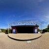 Un palco esterno circondato da gradinate vuote.