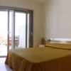 Una camera d'hotel semplice con letto matrimoniale e balcone.