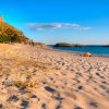 Spiaggia sabbiosa al tramonto.