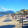 Spiaggia con ombrelloni gialli e blu.