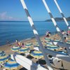 Spiaggia con ombrelloni e mare calmo.