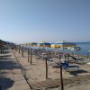 Spiaggia con ombrelloni gialli e blu.