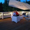 Terrazza con sedie e ombrellone di sera.