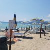 Spiaggia con ombrelloni gialli e blu.