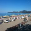 Spiaggia con sdraio e ombrelloni gialli e blu.
