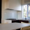 Cucina moderna con tavolo e sedie.