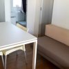 Tavolo, sedie e divano in un soggiorno moderno.