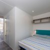 Camera con letto matrimoniale e mensole.