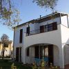 Casa bianca con veranda e balcone.