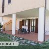 Portico con tavolo e sedie di plastica, cartello 