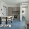 Monolocale con cucina, tavolo e bagno.