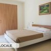 Camera da letto con letto matrimoniale e armadio.