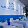 Interno di un elegante ristorante blu e bianco.