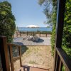 Terrazza fronte mare con lettini e ombrellone.