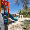 Area giochi per bambini con scivolo.