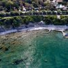 Vista aerea della costa rocciosa e acqua trasparente.